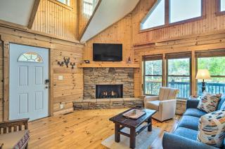 Quaint Cabin with Deck and Loft 10 Mi to Lake Lure! - Lake Lure - 7