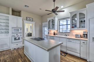 8 Mi to White Rock Lake Spacious Krum Home - 8