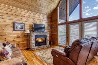 Mountain Mischief, Pool Table, Hot Tub,, WIFI, 1089 FREE tickets each paid day, Dollywood and More - Sevierville - 2