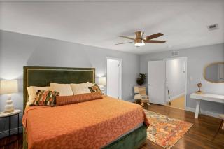 UF SUNSHINE HOUSE - Patio & BBQ - Chef Kitchen - EV Car Station - Upscale Neighborhood! - Gainesville - 4