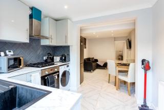 Amazing 3 bedroom, 2 bathroom, ground floor flat with garden, near train Station and bus stop - 1