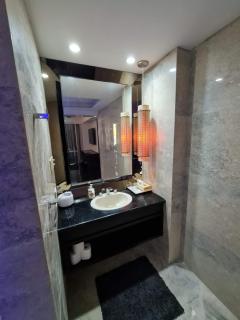 Off Walking St Executive Suite - 1