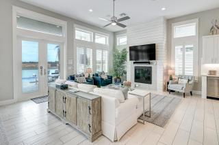 Waterfront Paradise, Private Pool & Dock, Poolside TV & Multi-TV Game Room - 5