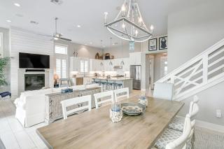 Waterfront Paradise, Private Pool & Dock, Poolside TV & Multi-TV Game Room - 2