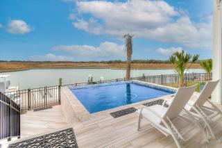 Waterfront Paradise, Private Pool & Dock, Poolside TV & Multi-TV Game Room - 7