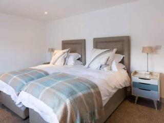 Franks, Central Cowes - Sleeps 4 - 2 Bedroom - 2 Bath - 4