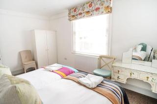 Paskins, Cowes - Sleeps 4 - 2 Bed - 2 Bath - Central Location - Cowes - 2