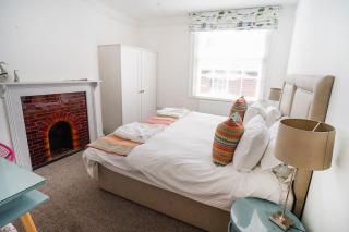 Paskins, Cowes - Sleeps 4 - 2 Bed - 2 Bath - Central Location - Cowes - 1