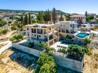 Sea-View Retreat - Villas with Pools and Private Jacuzzi Cabin - 9