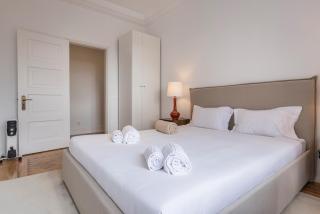 Magnificent 4BDR Apartment in Lisbon by LovelyStay - 1