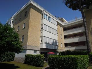 Lovely flat with private garden next to the beach - 2