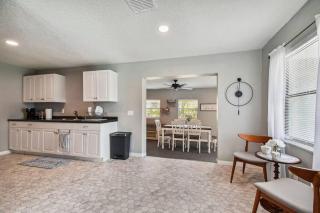 ~ Modern and Cozy 4BR home - 30 Mins from Disney ~ - Orlando - 1