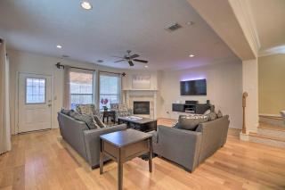 2,500 Sq Ft Townhome - Walk to Central River Oaks! - 9