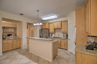 2,500 Sq Ft Townhome - Walk to Central River Oaks! - 8