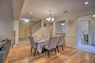 2,500 Sq Ft Townhome - Walk to Central River Oaks! - 4