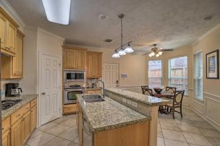 2,500 Sq Ft Townhome - Walk to Central River Oaks! - 1