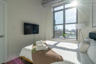 McCormick Place Amazing 2BR Suite with City View and Optional Parking for up to 8 guests Near Soldier Field and Lakefront Trail - 2