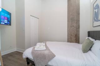 McCormick Place Amazing 2BR Suite with City View and Optional Parking for up to 8 guests Near Soldier Field and Lakefront Trail - 3