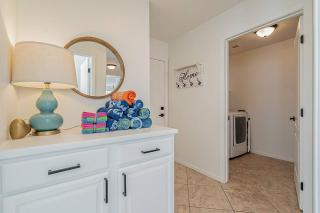 King Bed! Destination Glendale Luxury Home - 9