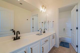 King Bed! Destination Glendale Luxury Home - 2