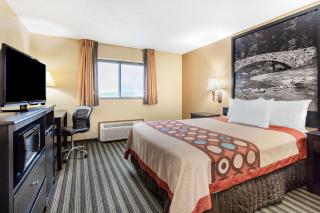 Super 8 by Wyndham Iowa Falls - 1