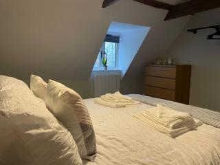 Willow House - 2bedroom Townhouse with free parking in town centre!! by Shortstays4U - 4