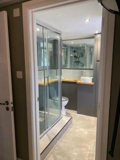 Silverstone Bed and Breakfast - 1