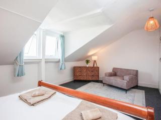 Large House, sleeps 10 with incredible sea views - 4