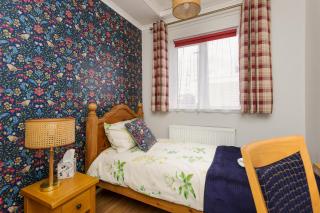 Blue Sparrow 4 bed House off road PARKING Pet friendly - 8