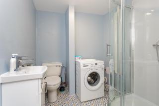 Blue Sparrow 4 bed House off road PARKING Pet friendly - 2