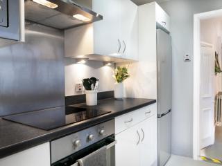Pass the Keys Exquisite 3 Floor Townhouse Perfect Location - Belfast - 4