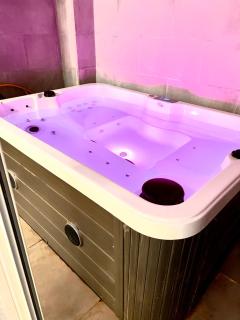 Relax Apartment - private Jacuzzi/SPA with 2bedrooms (A/C) - Netflix - 24 h/entry - 2