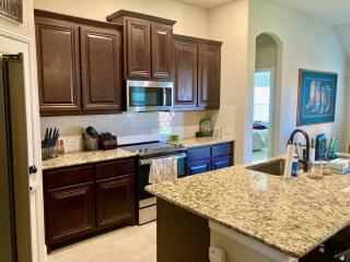 Waxahachie Queen bed, 10 mins 2 DWNT & Medical managed by stay albatross rentals 254-500-2317 - 3