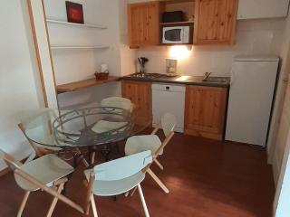Appartement cosy 6 pers, 2 chambres, à 30m télécabine, proche commerces, balcon et casier à skis - FR-1-265-329 - 9