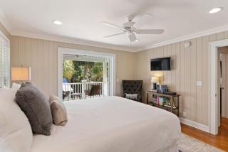 1900 Manor and Guest House - 1900 Bruce Dr - 3