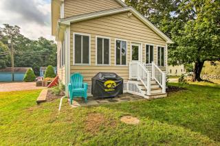 Walk to Pawcatuck River Family-Friendly Home! - Pawcatuck - 8