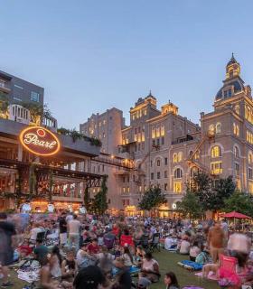 Cozy Townhouse near The Pearl & Riverwalk - 1