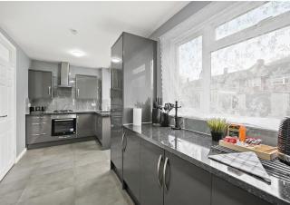 Three Bed near London excel - 2