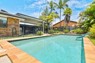 4 bedroom gem with air conditioning, a great outdoor area including pool and you can bring a small dog. - Maroochydore - 0