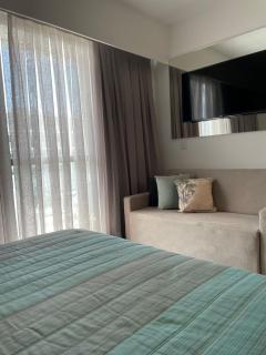 Flat ESTUDIO de LUXO - Praia de Muro Alto - Piscinas - Ideal para CASAIS, famílias com crianças - ap COMPLETO - AR COND, WI FI, NETFLIX, ESTACIONAMENTO - 400 mt do MAR - 6