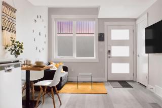 Modern 1br Home Full Kitchen Smarttv - Calgary - 9