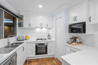 Mooroolbark Pet Friendly 4 Bedroom House - Kilsyth - 1