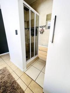 15min to OR TAMBO perfect long stay WiFi & Netflix - 2