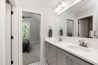 New Home, Dock, Home Theatre Projector, Hot Tub, Fire Pit, Kayaks - 4