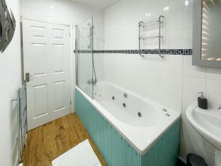 SHRIVENHAM - Spacious Home, High Speed Wi-Fi, Free Parking, Garden - 6