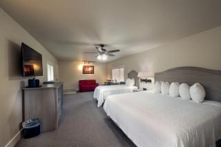 Flying Saddle Resort and Steak House - 7