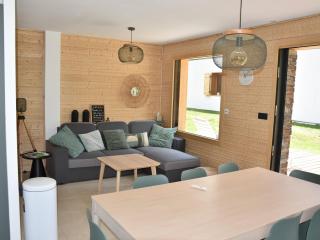 Chalet récent proche centre, piscine et patinoire, avec terrasse et parking couvert - FR-1-464-189 - 4