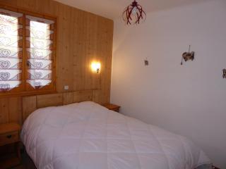 Chalet spacieux avec terrasse, proche commerces et télécabine, garage et parking inclus - FR-1-464-37 - Champagny-en-Vanoise - 3