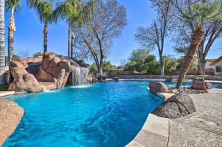 Spacious Glendale Home with Outdoor Kitchen! - Glendale - 0