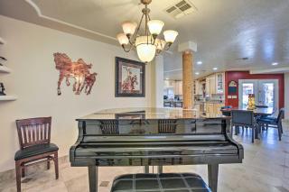 Spacious Glendale Home with Outdoor Kitchen! - Glendale - 3